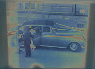 Die Braut besteigt den Rolls Royce