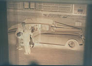 Die Braut besteigt den Rolls Royce